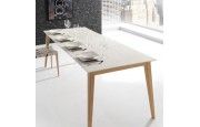 mesa extensible Nordic con tapa porcelánica y patas madera de haya