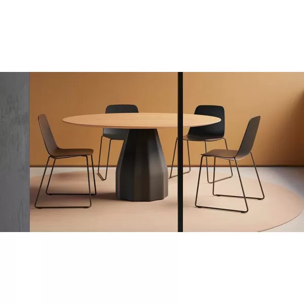 Mesa de comedor redonda modelo Burin de Viccarbe con tapa de roble mate y estructura lacado negro