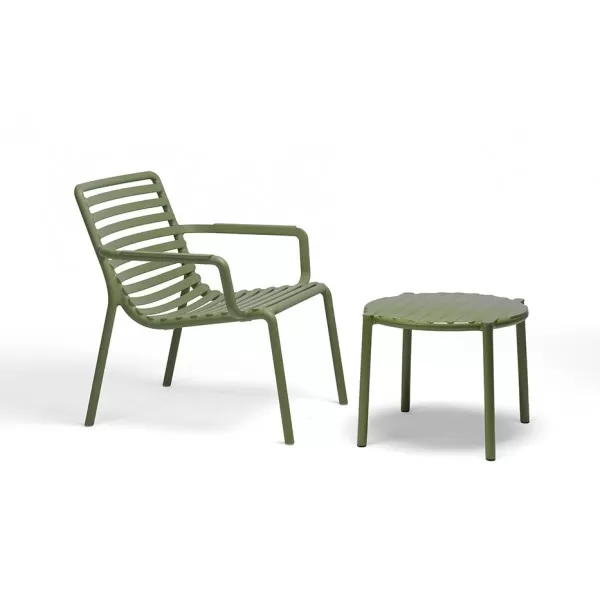Conjunto de mesita de terraza y silla con brazo modelo Doga de Nardi en color agave