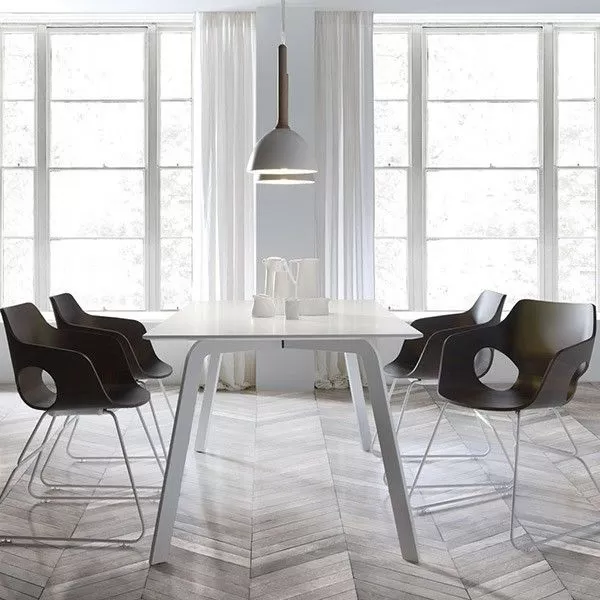 Mesa fija Kone con acabado estructura en blanco y acabado en la tapa en blanco